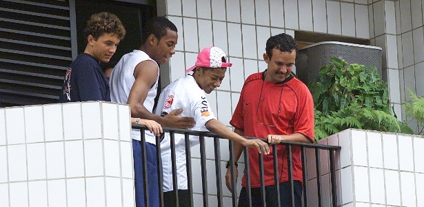 Mãe de Robinho é libertada após sequestro, em 2004 - Luiz Carlos Murauskas/FOLHA DE S.PAULO
