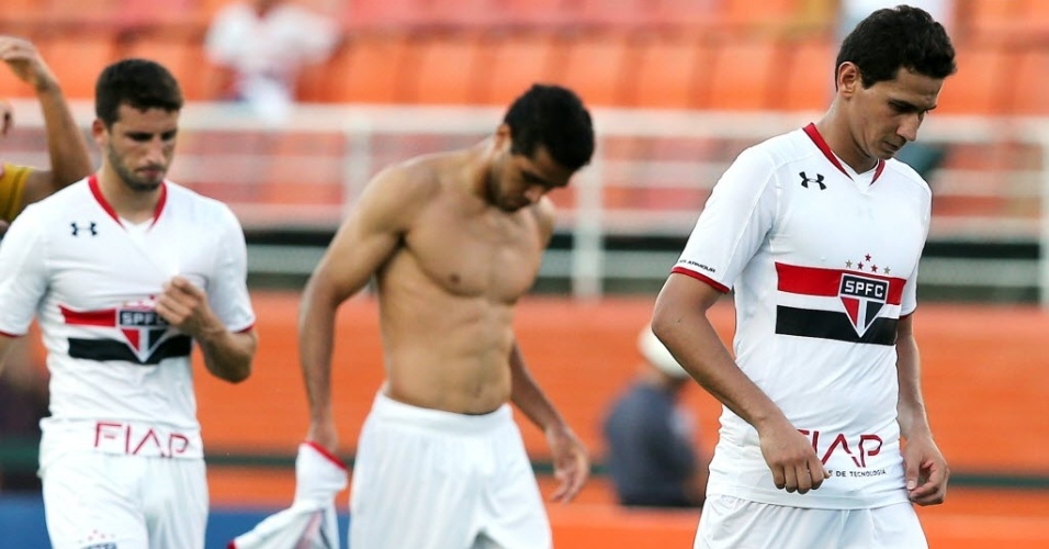 Jogadores do São Paulo deixam o campo de cabeça baixa após a derrota para o São Bernardo pelo Campeonato Paulista