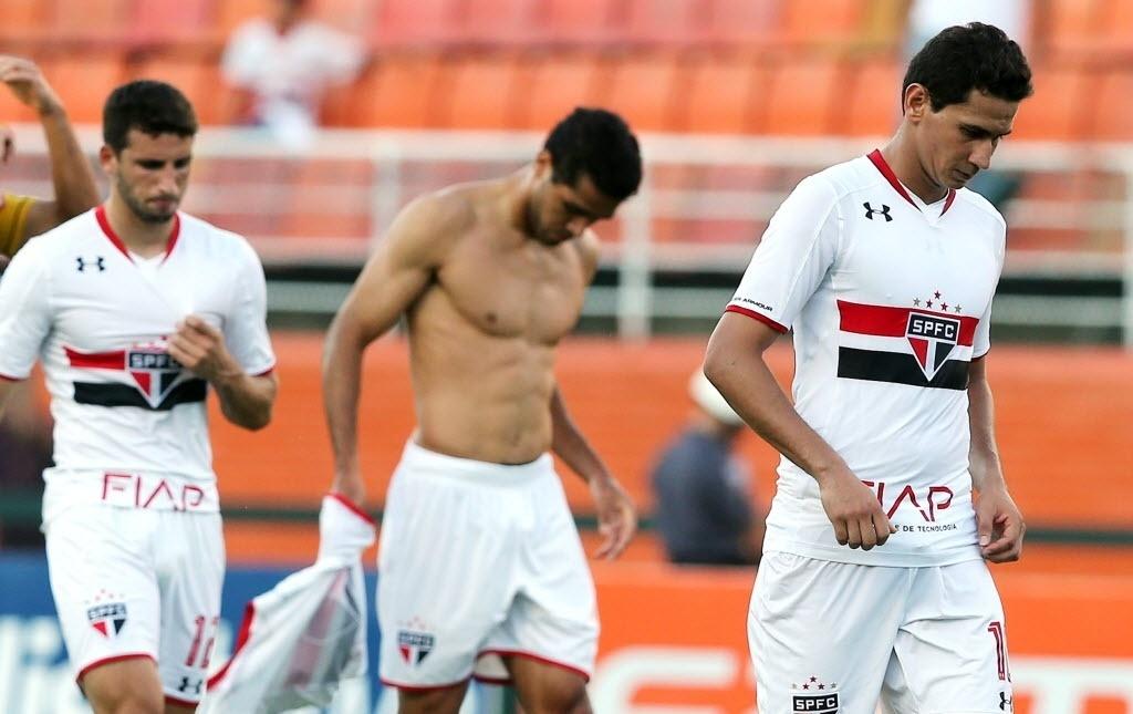 Jogadores do São Paulo deixam o campo de cabeça baixa após a derrota para o São Bernardo pelo Campeonato Paulista