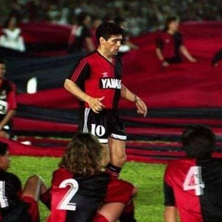 Maradona com a camisa do Newell's Old Boys Maradona com a camisa do Newell's Old Boys