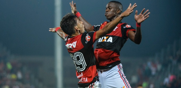 Vinícius Júnior comemora com Lucas Paquetá após marcar pelo Flamengo - Fernando Soutello/AGIF