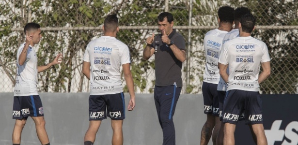 Carille em ação em treino desta semana: postura corintiana segue igual - Daniel Augusto Jr. / Ag. Corinthians