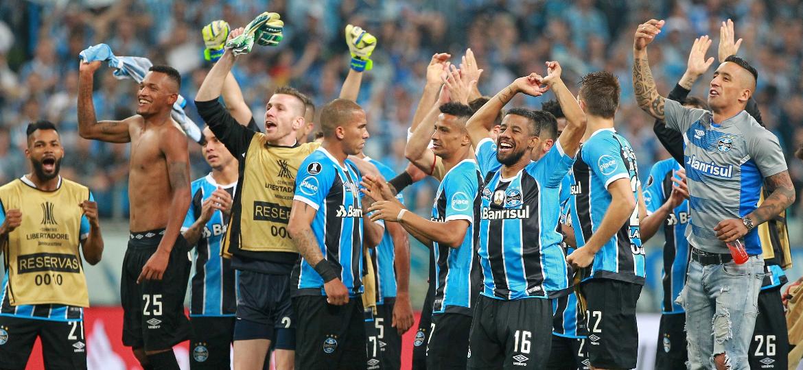 Jogadores do Grêmio comemoram a conquista da vaga na final da Libertadores; time fará lista para o Mundial antes da decisão - REUTERS/Edison Vara