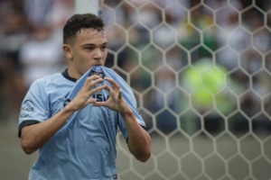 Estes meninos estão de parabéns, diz goleiro do Grêmio após derrota
