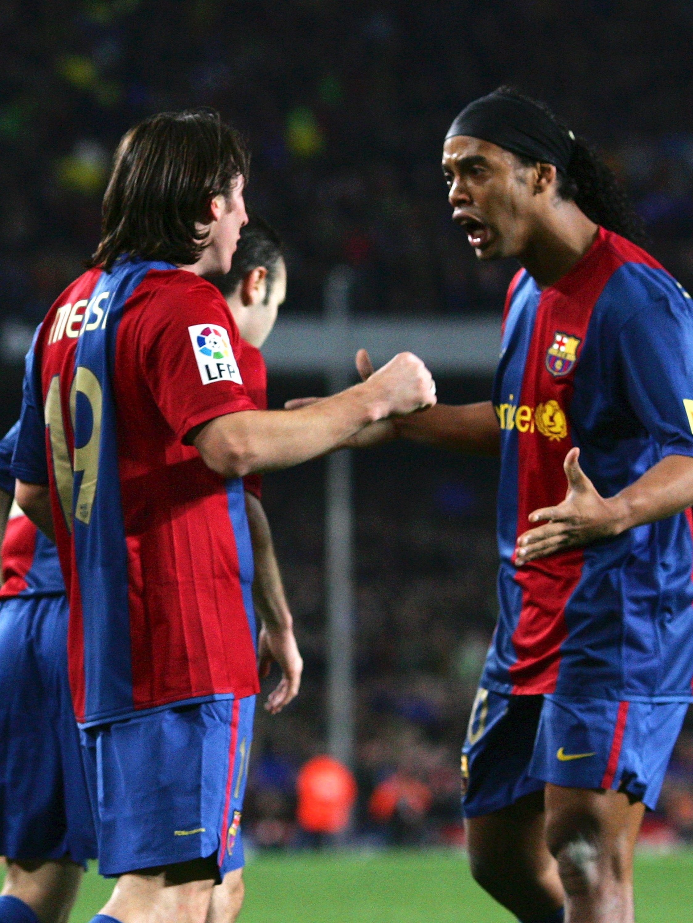 Quem foi melhor no auge Ronaldinho ou Messi?