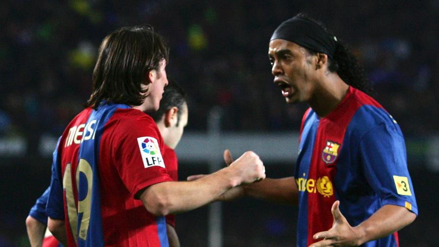 Ronaldinho e Messi comemoram gol do Barcelona contra o Real Madrid em 2007 - Denis Doyle/Getty Images