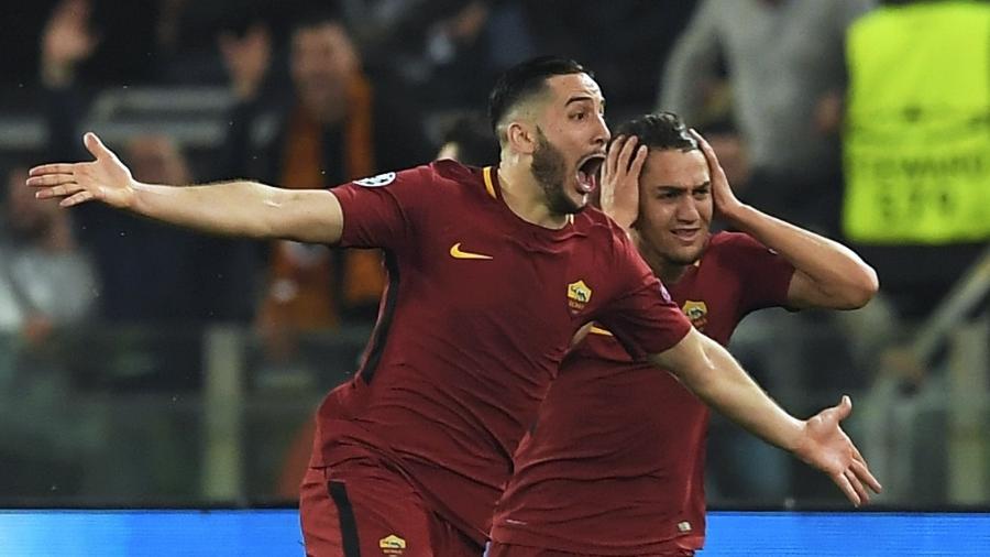 Manolas (esq) comemora gol da Roma; Cengiz Ünder (dir) leva as mãos à cabeça - Lluis Gene/AFP