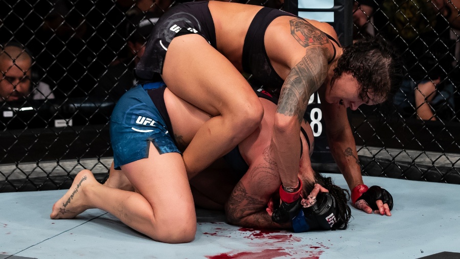 Amanda Nunes castigou o rosto de Raquel Pennington no UFC 224 - Buda Mendes/Zuffa LLC/Getty Images