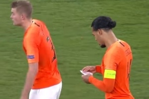 van Dijk - Reprodução Youtube - Reprodução Youtube