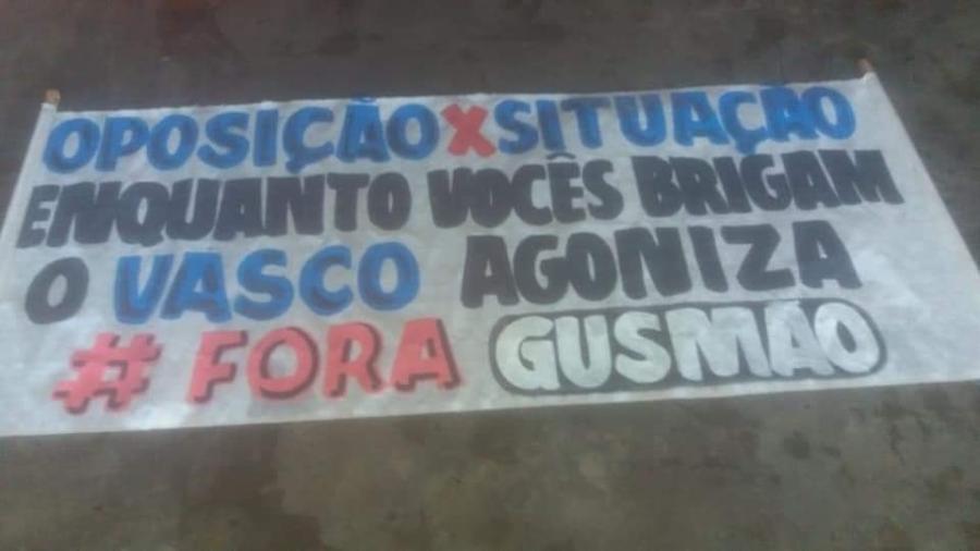 Torcedores do Vasco protestaram em São Januário com faixas - Reprodução