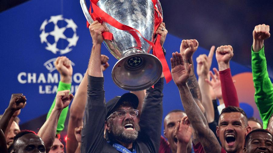 Klopp, técnico do Liverpool, levanta troféu da Liga dos Campeões da última temporada - Ben Stansall/AFP
