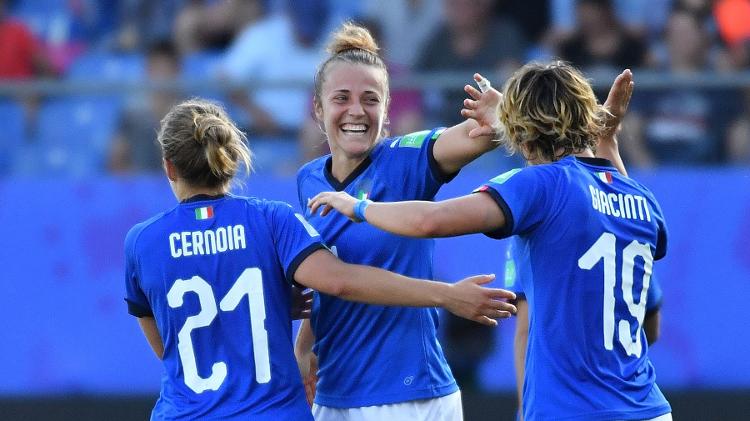 Aurora Galli comemora com colegas de time após marcar sobre a China na Copa feminina - PASCAL GUYOT/AFP - PASCAL GUYOT/AFP