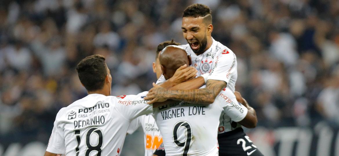 Clayson, do Corinthians, comemora seu gol com os jogadores do time durante partida contra o Montevideo Wanderers pela Copa Sul-Americana - Daniel Vorley/AGIF
