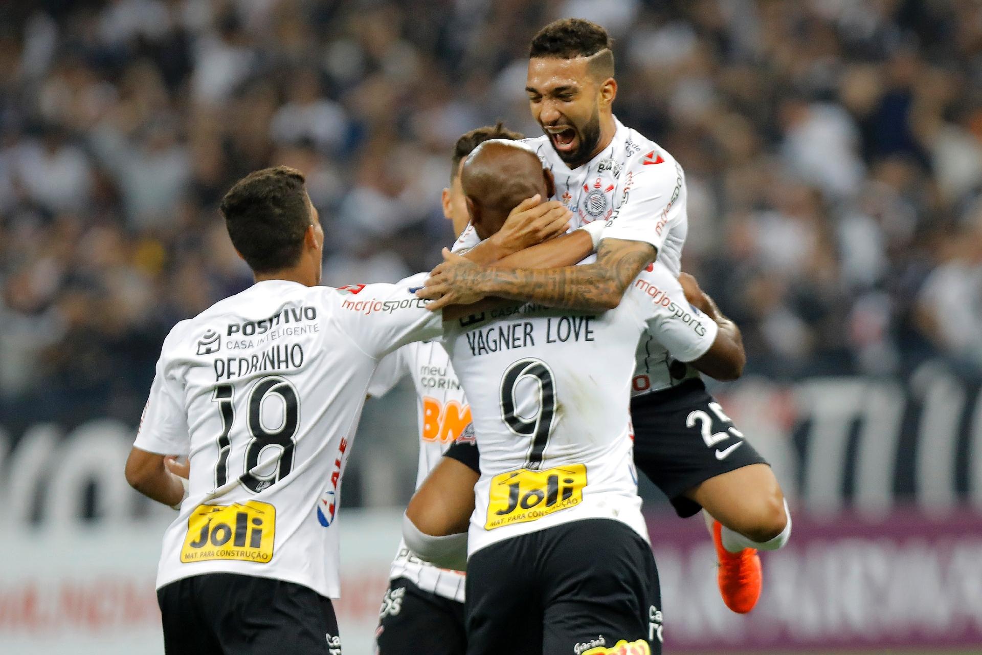 [COMENTE] O favoritismo contra o Fluminense ajuda ou atrapalha o time do Corinthians?