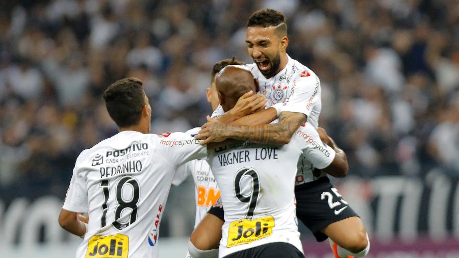Clayson, do Corinthians, comemora seu gol com os jogadores do time durante partida contra o Montevideo Wanderers pela Copa Sul-Americana - Daniel Vorley/AGIF