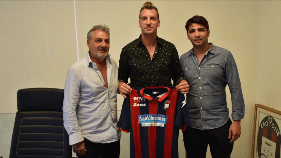 Maxi López posa com a camisa do Crotone após acertar com o clube italiano para a temporada - Reprodução/Site oficial do Crotone