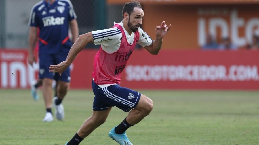 Juanfran parte em velocidade durante treinamento do São Paulo - Rubens Chiri / saopaulofc.net