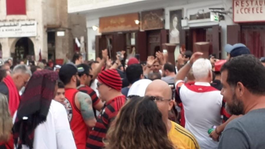 Torcedores do Flamengo aglomerados em Doha, no Qatar: sem cerveja - Leo Burlá / UOL