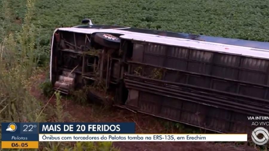 Ônibus com torcedores do Pelotas sofre acidente  - Reprodução/RBS TV
