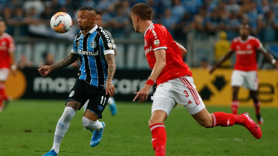 Everton Cebolinha encara a marcação de Bruno Fuchs em clássico entre Grêmio e Internacional - Jeferson Guareze/AGIF