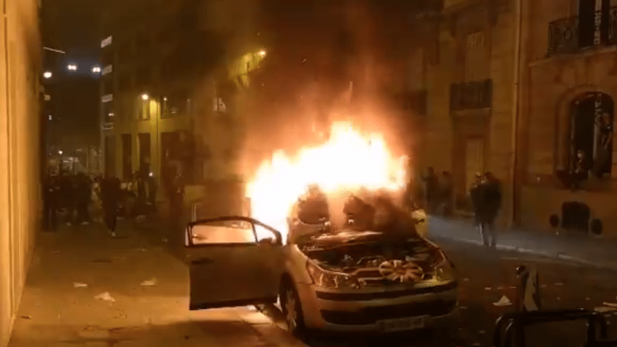 Carro queimado durante confusão em Paris após final da Liga dos Campeões - Reprodução/Twitter