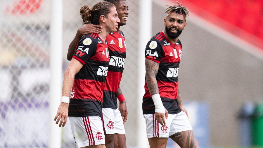 Filipe Luis, do Flamengo, comemora seu gol diante do Santos pelo Brasileirão - Jorge Rodrigues/AGIF