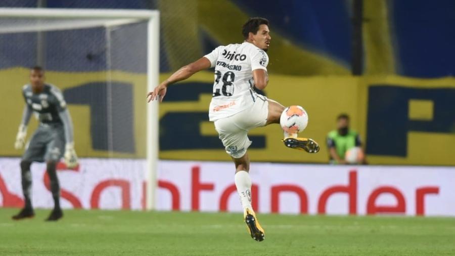 Lucas Veríssimo domina bola em partida contra o Boca Juniors, na semifinal da Libertadores - Ivan Storti