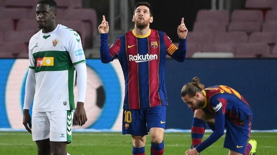 Messi comemorando um de seus gols na partida entre Barcelona e Elche - LLUIS GENE / AFP