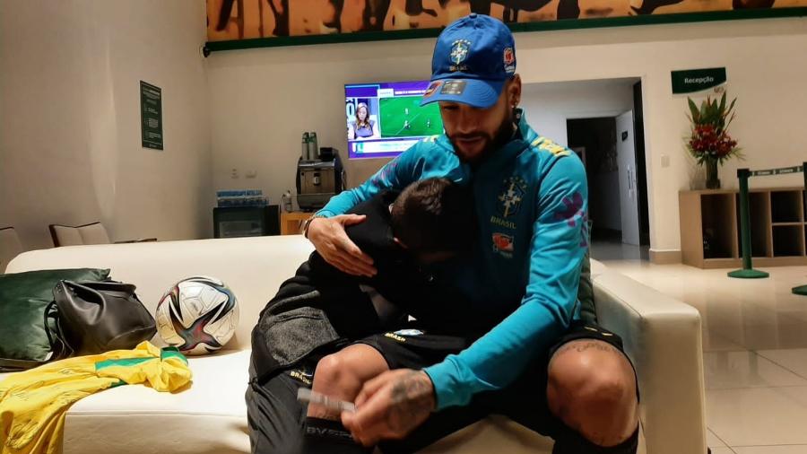 B. N. conhece Neymar após treino da seleção e se emociona bastante - Arquivo pessoal