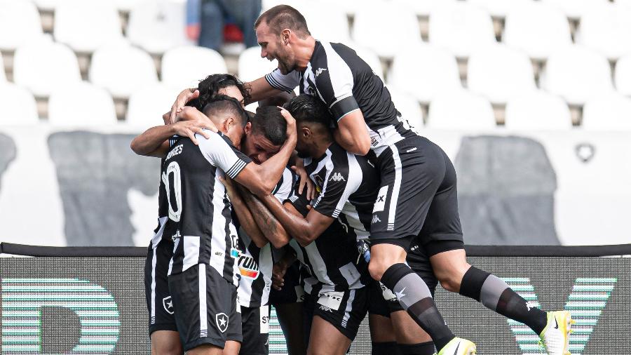 Jogadores do Botafogo comemoram gol de Felipe Ferreira na partida contra o Bangu - JORGE RODRIGUES/AGIF