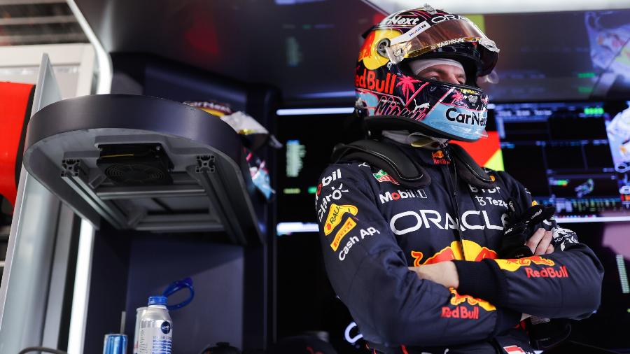 Max Verstappen nos boxes da Red Bull antes da classificação para o GP de Miami - Mark Thompson/Getty Images/Red Bull