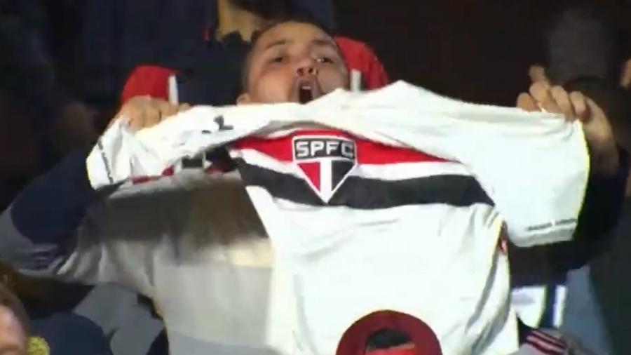 Torcedor se revoltou e chegou a rasgar sua camisa do São Paulo após derrota para o Palmeiras - Reprodução/Twitter