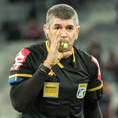 Marcelo de Lima Henrique, árbitro da CBF, em ação durante jogo do Campeonato Brasileiro