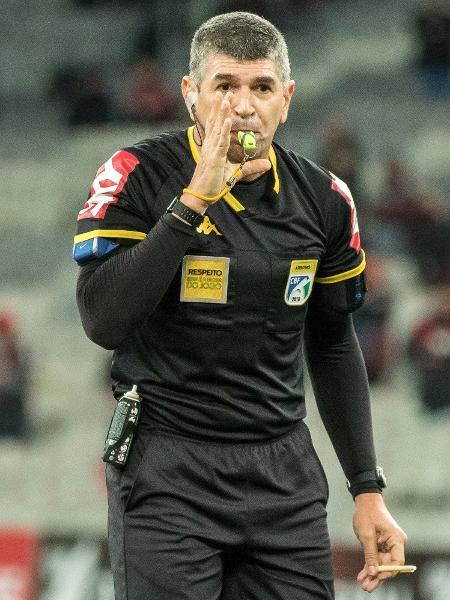 Marcelo de Lima Henrique, árbitro da CBF, em ação durante jogo do Campeonato Brasileiro - Robson Mafra/AGIF
