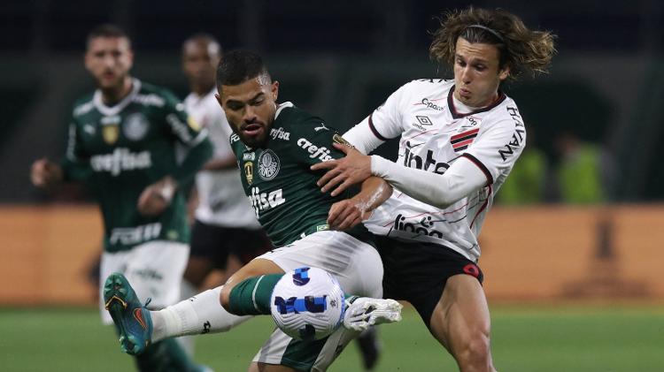 Tabata and Canobbio dispute the ball in Palmeiras vs Athletico - Amanda Perobelli/Reuters - Amanda Perobelli/Reuters