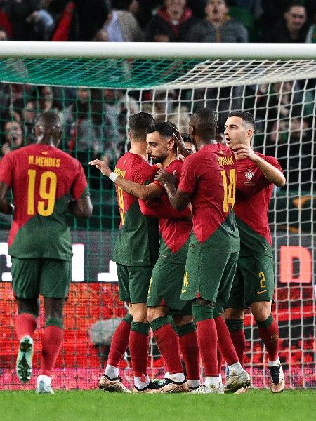 Jogadores de Portugal comemoram gol de Bruno Fernandes em amistoso contra a Nigéria - Octavio Passos / Correspondente