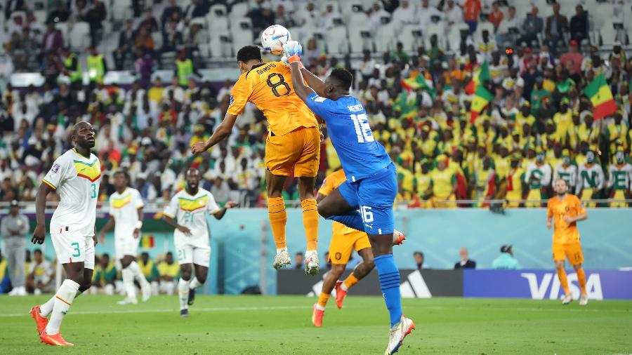 Gakpo se antecipa ao goleiro Mendy e abre o placar para a Holanda contra Senegal - Alex Grimm/Getty Images