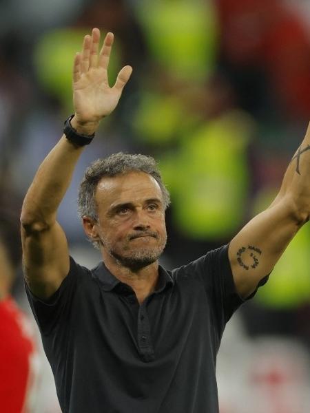 Luis Enrique, técnico da Espanha, agradece torcedores após derrota para Marrocos nos pênaltis. - Odd ANDERSEN / AFP