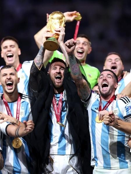 Messi levanta taça da Copa do Mundo pela Argentina - Divulgação/Fifa