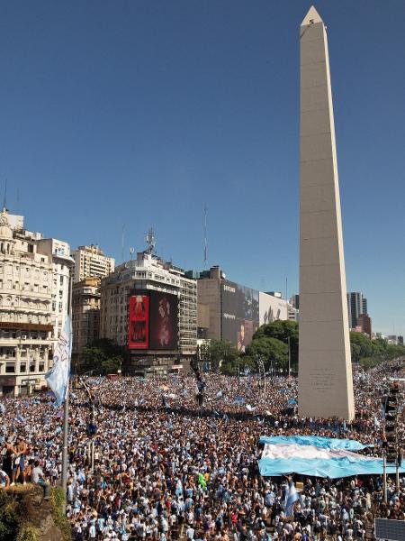 Obelisco, em Buenos Aires, virou palco da festa dos torcedores após título da Argentina - Emiliano LASALVIA / AFP