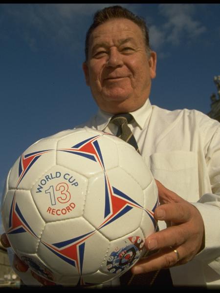 Just Fontaine em 1998, com bola que celebra seu recorde de 13 gols em uma única Copa do Mundo. - Philippe Caron/Sygma via Getty Images