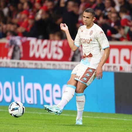 Vanderson fez gol e foi expulso contra o Rennes