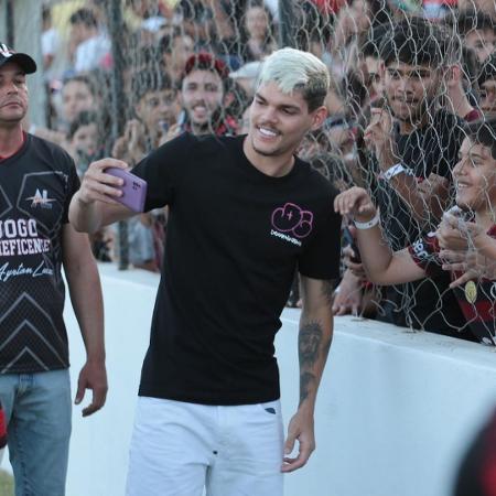 Ayrton Lucas, do Flamengo, atende fãs em sua cidade natal: Carnaúba dos Dantas, no Rio Grande do Norte - Divulgação