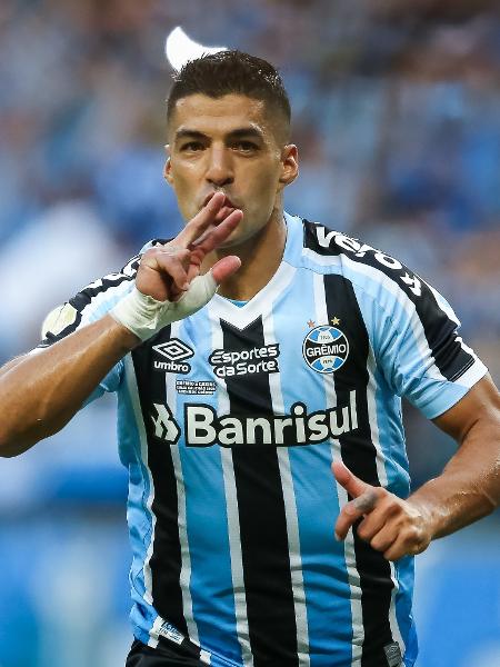Luis Suárez, comemora após marcar para o Grêmio contra o Caxias - Pedro H. Tesch/AGIF