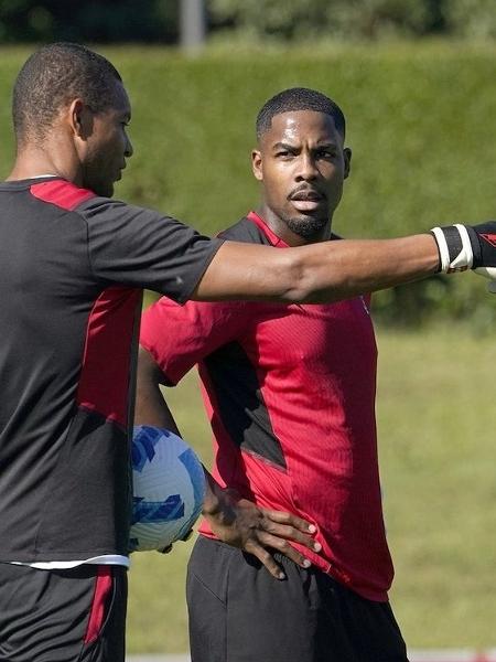 Dida orienta Mike Maignan durante período em que foi preparador de goleiros do Milan - Divulgação