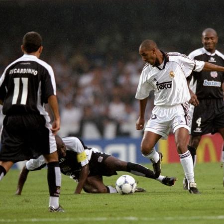 Rincón, do Corinthians, disputa bola com Anelka, do Real Madrid, pelo Mundial de Clubes de 2000