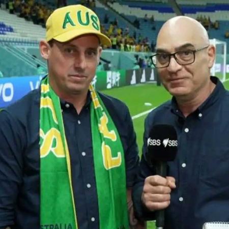 David Basheer (dir.), comentarista da emissora australiana SBS, ao lado do ex-jogador Luke Wilkshire durante a Copa do Mundo do Qatar