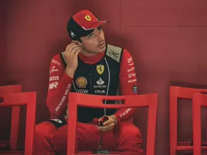 Nem Leclerc, queridinho de Maranello, aguenta mais os erros da Ferrari