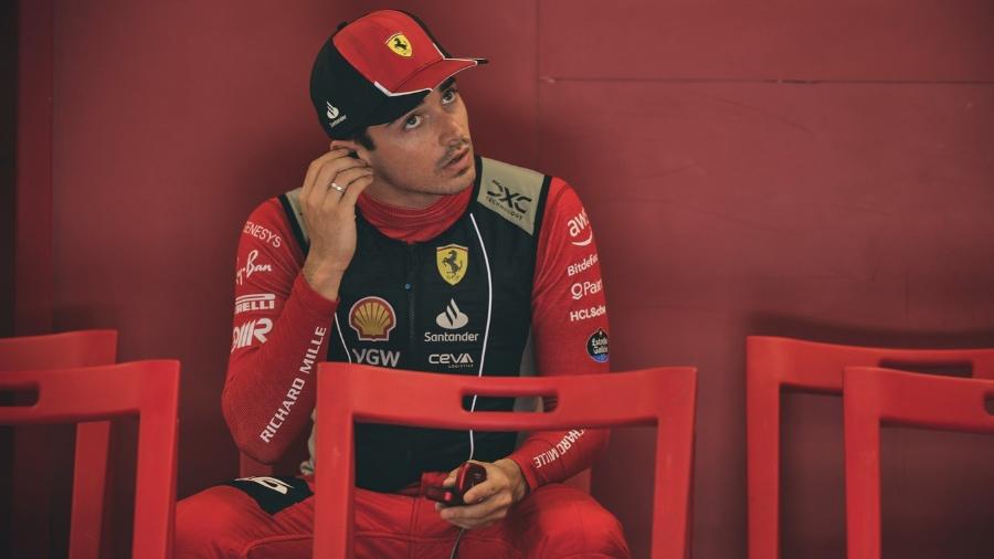 Charles Leclerc se prepara para o GP da Hungria nos boxes da Ferrari no Hungaroring