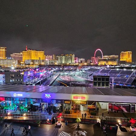 Paddock da F1 em Las Vegas com a pista e a cidade ao fundo